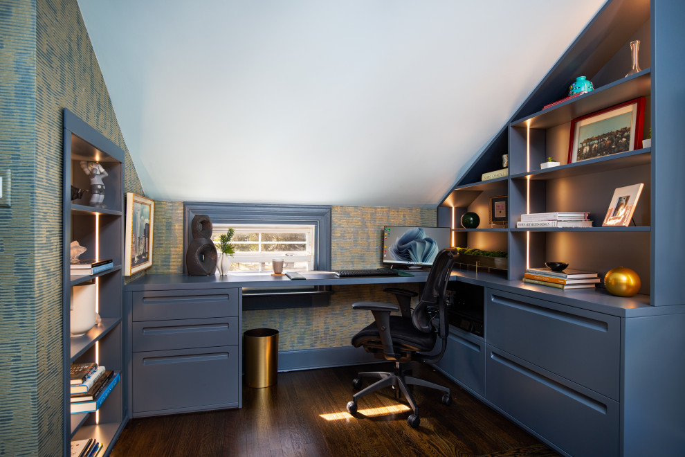 Mittelgroßes Klassisches Arbeitszimmer mit Arbeitsplatz, blauer Wandfarbe, braunem Holzboden, Einbau-Schreibtisch, braunem Boden, gewölbter Decke und Tapetenwänden in New York
