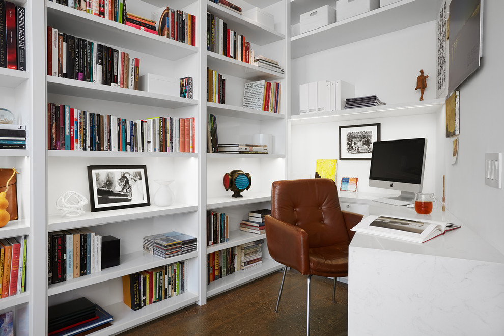 This is an example of a contemporary home office in Los Angeles with a built-in desk.