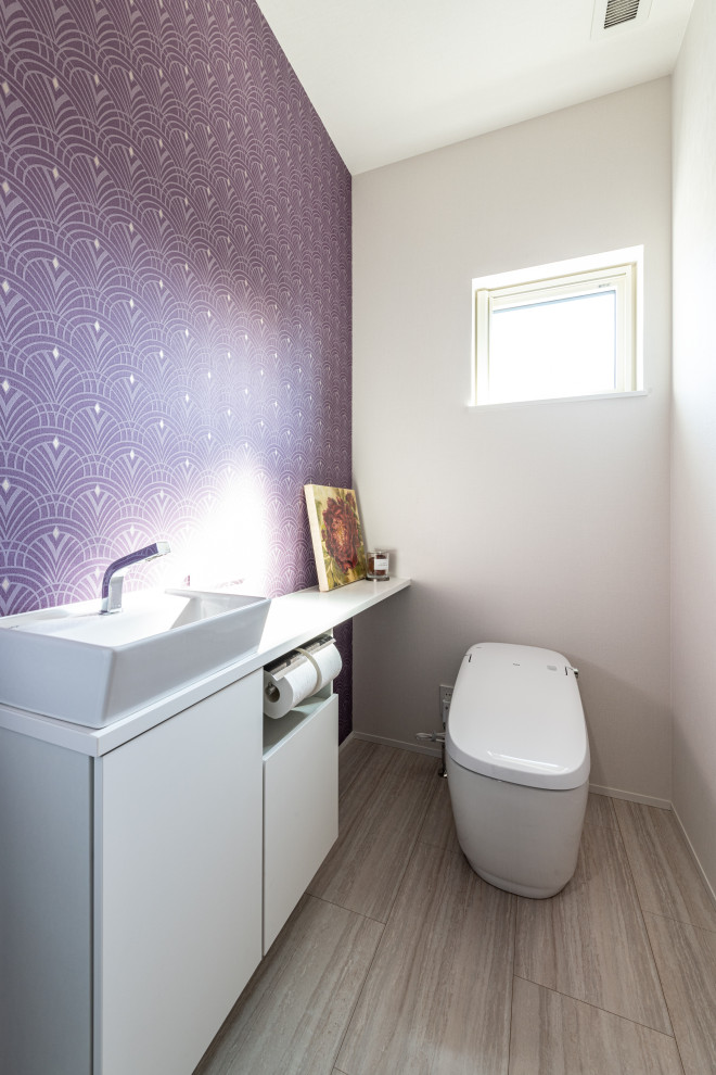 Imagen de aseo blanco moderno con sanitario de una pieza, paredes púrpuras, suelo beige, papel pintado y papel pintado