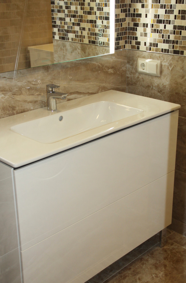 Esempio di una grande stanza da bagno minimal con piastrelle in gres porcellanato, lavabo da incasso, top bianco e mobile bagno sospeso