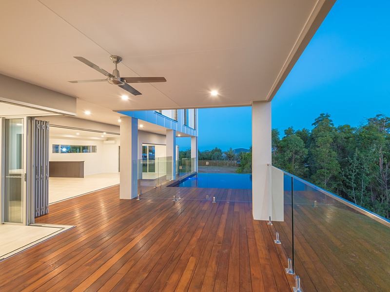 This is an example of a contemporary verandah in Sunshine Coast.