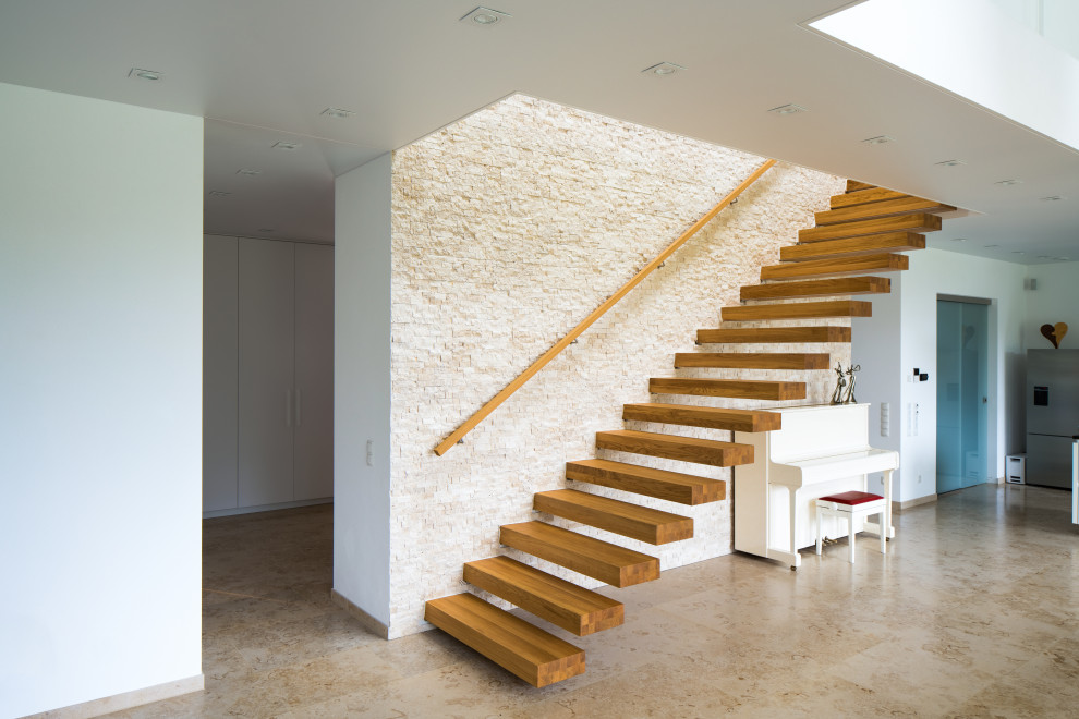 Источник вдохновения для домашнего уюта: огромная прямая лестница в современном стиле с деревянными ступенями и деревянными перилами