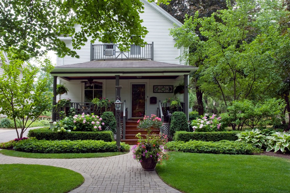 Design ideas for a traditional front yard garden for summer in Chicago.