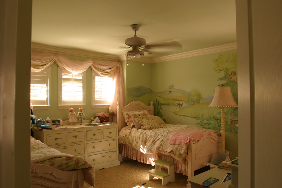 Photo of a mid-sized traditional kids' bedroom for kids 4-10 years old and girls in Los Angeles with grey walls and carpet.