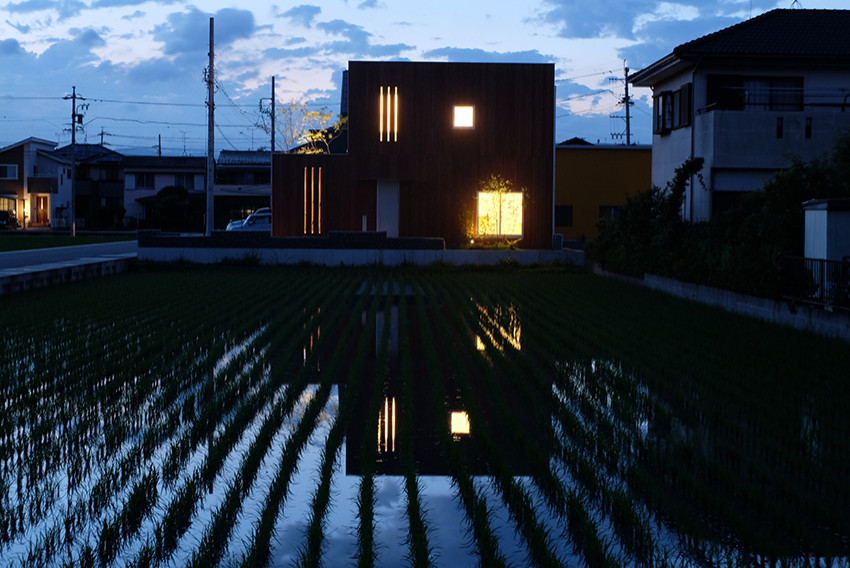 アウトリビングのある住宅_外観夜景