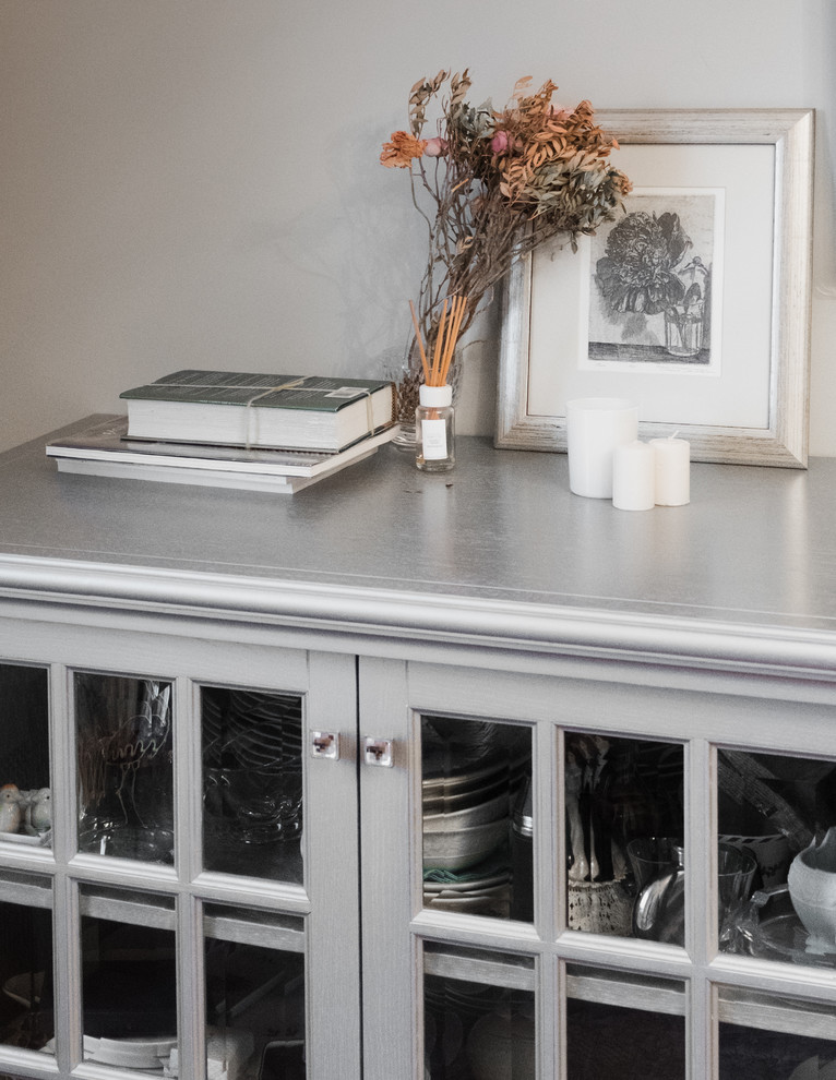 Комод на набережной