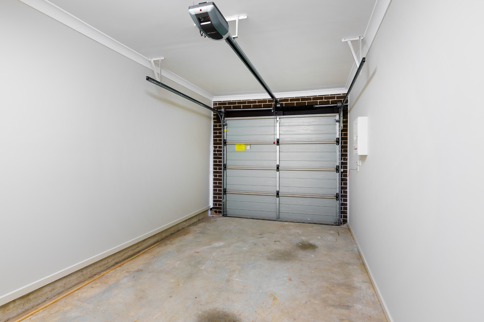 This is an example of a modern garage in Sydney.