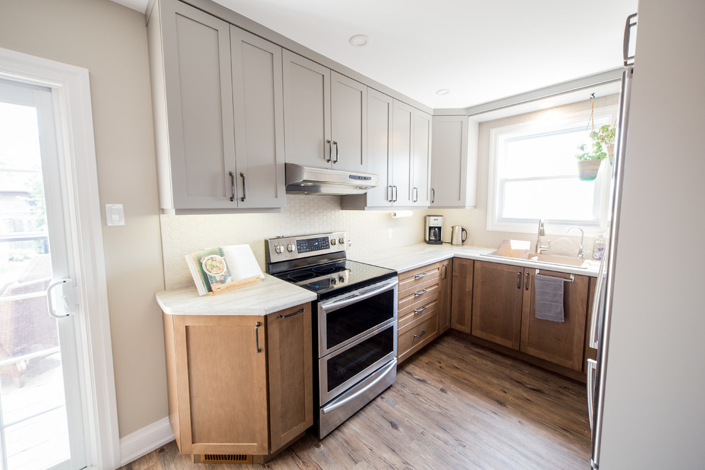 Kitchen - transitional kitchen idea in Toronto