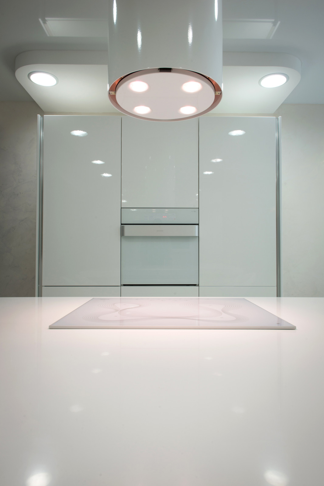 белая кухня без ручек с островом