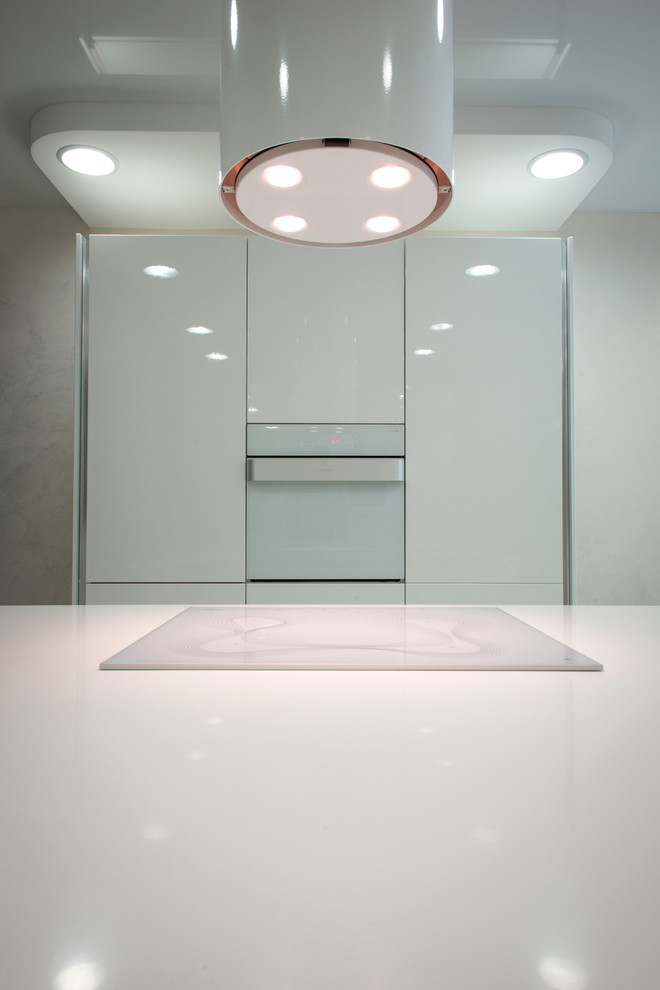 белая кухня без ручек с островом