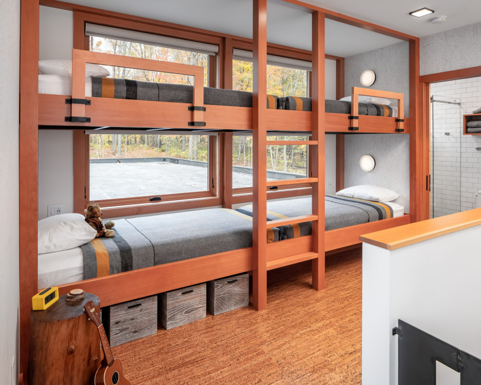 Diseño de dormitorio tipo loft rústico de tamaño medio con paredes blancas, suelo de corcho, suelo marrón y papel pintado