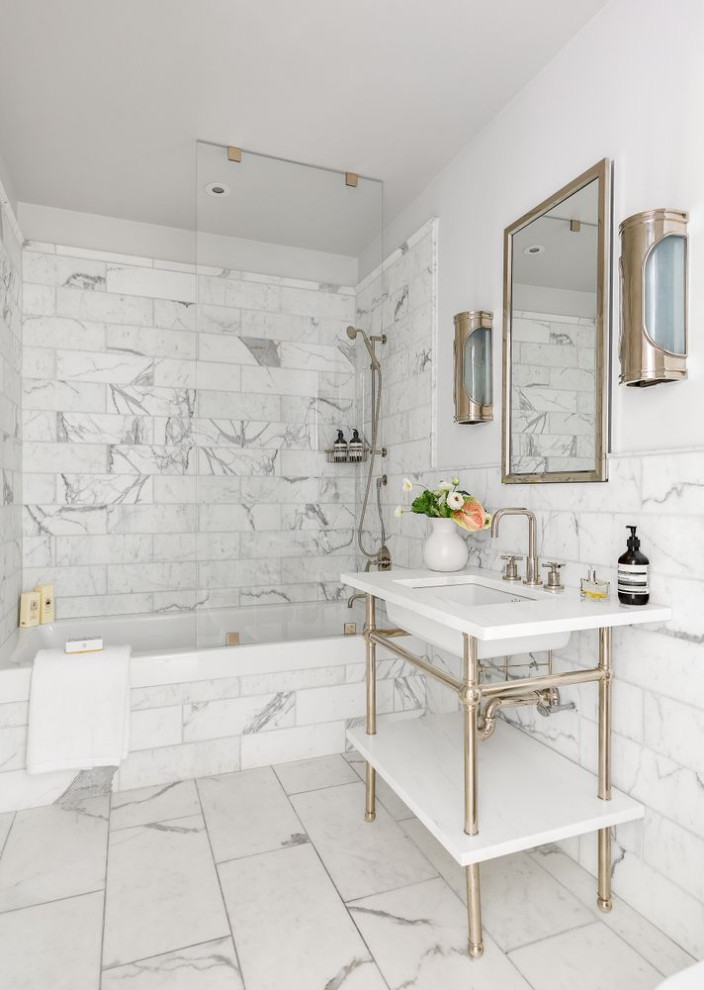 Esempio di una stanza da bagno tradizionale di medie dimensioni con ante bianche, piastrelle bianche, un lavabo e mobile bagno freestanding