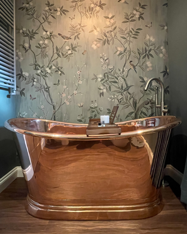 Cette image montre une petite salle de bain traditionnelle en bois brun avec une baignoire indépendante, un mur vert, meuble simple vasque et meuble-lavabo suspendu.