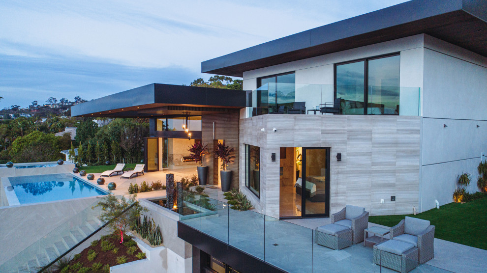 Großes Modernes Haus mit beiger Fassadenfarbe und braunem Dach in San Diego