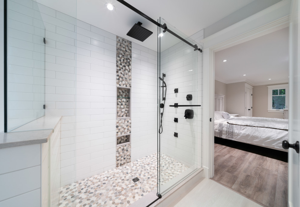 Modern inredning av ett mellanstort grå grått en-suite badrum, med skåp i shakerstil, vita skåp, ett badkar i en alkov, en dusch i en alkov, vit kakel, tunnelbanekakel, grå väggar, ett undermonterad handfat, bänkskiva i kvarts och dusch med skjutdörr