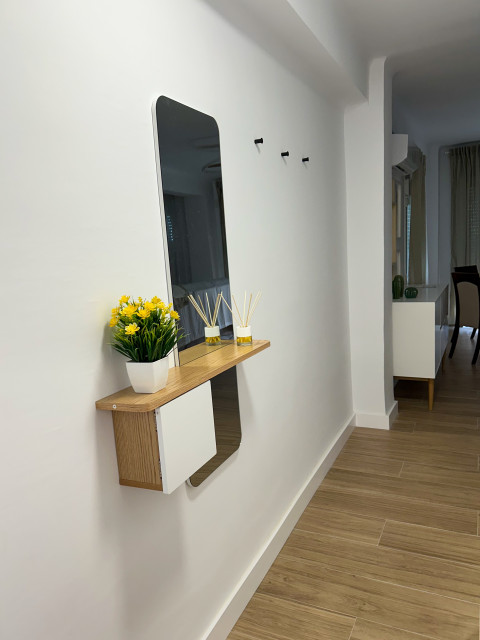 UN REFUGIO JUNTO AL MAR:  DISE&Ntilde;O FUNCIONAL PARA EL TURISMO COSTERO coastal-hallway-and-landing