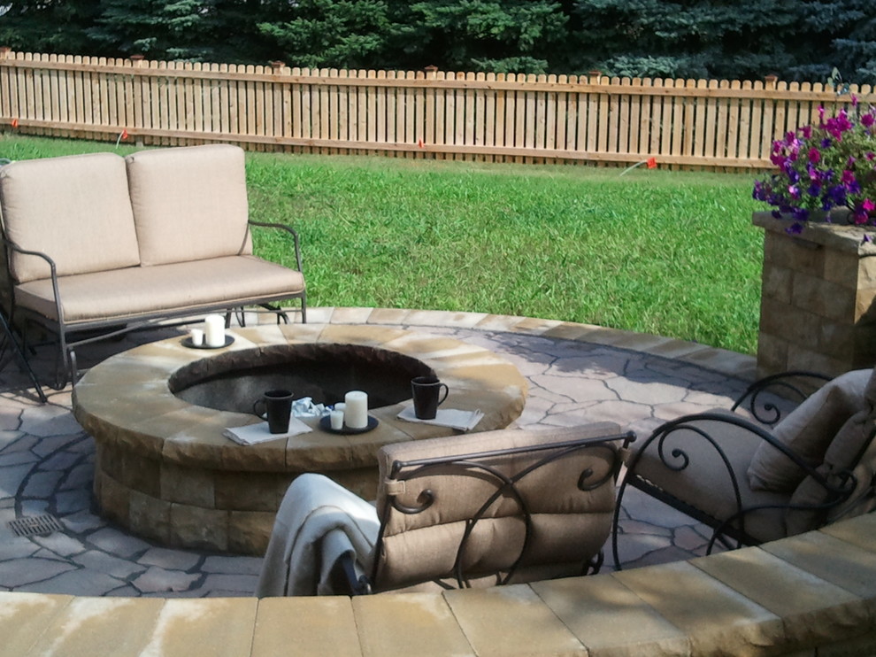This is an example of a modern patio in Milwaukee.