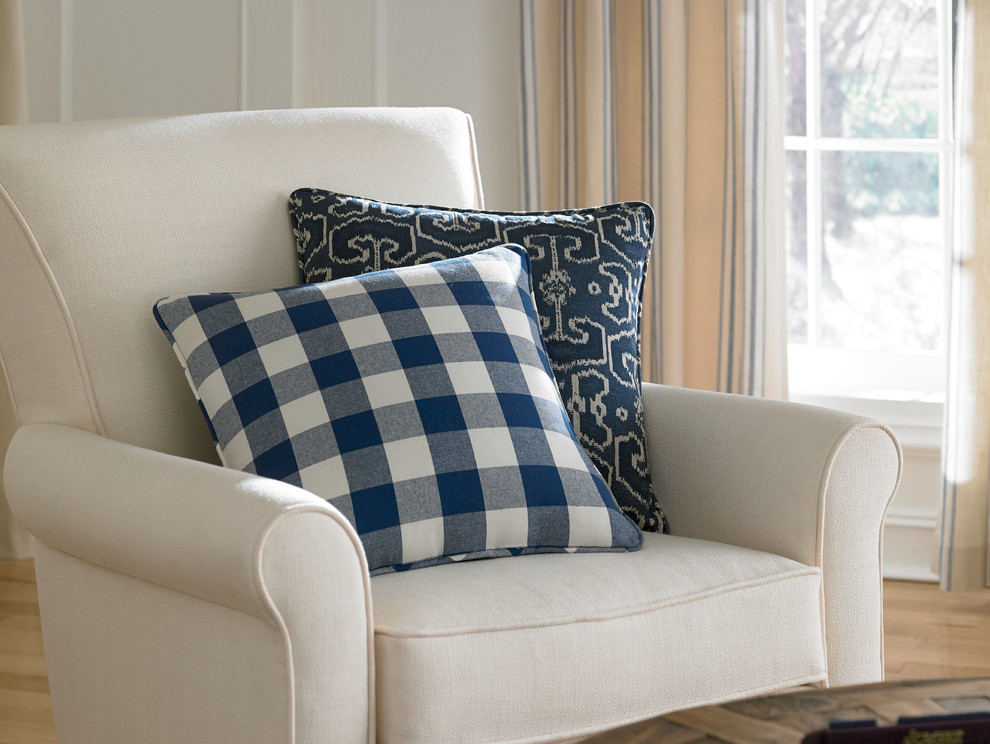 Example of a classic living room design in Boston