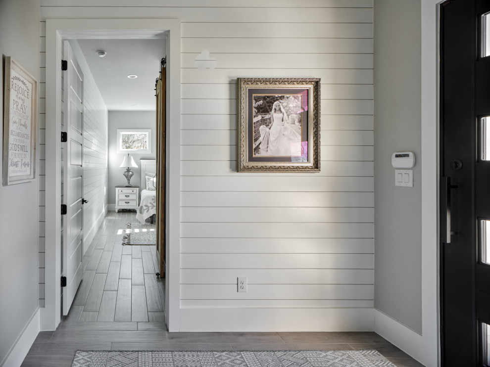 Example of a transitional entryway design in Austin