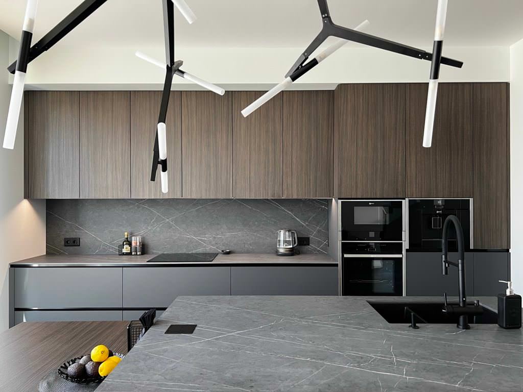 Серая кухня с винным шкафом в острове