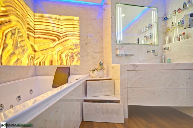 maison c&eacute;l&egrave;bre panneau contemporary-bathroom