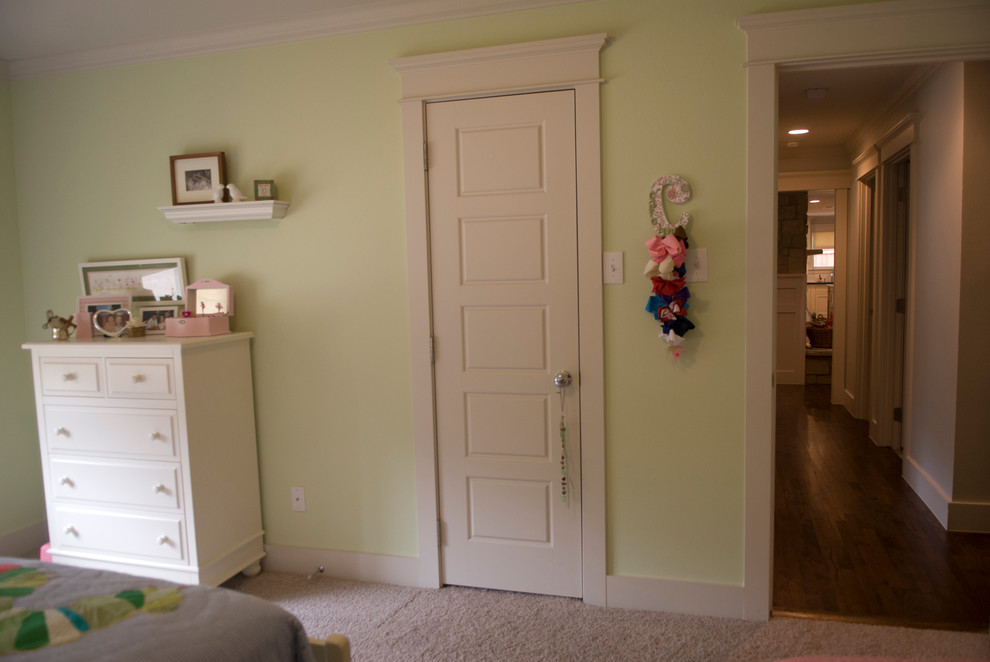 Photo of a mid-sized arts and crafts guest bedroom in Dallas with green walls, carpet and no fireplace.