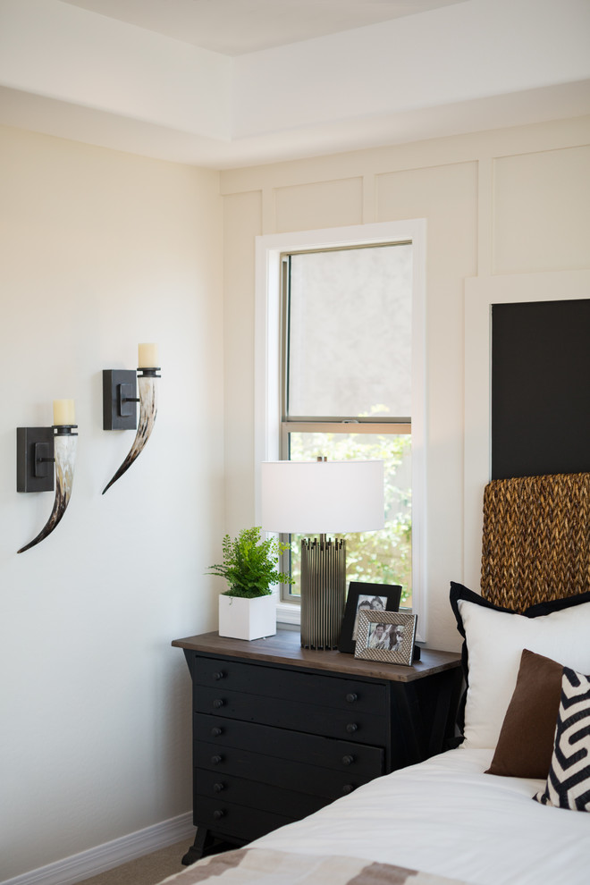 Transitional home design photo in Phoenix