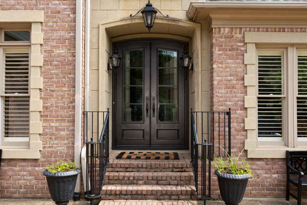 Große Klassische Haustür mit Doppeltür, brauner Haustür und Treppe in Charlotte