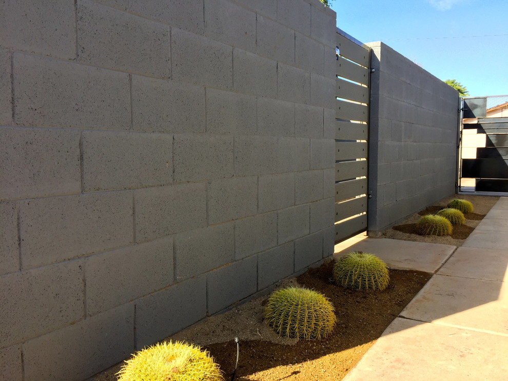 This is an example of a midcentury garden in Phoenix.