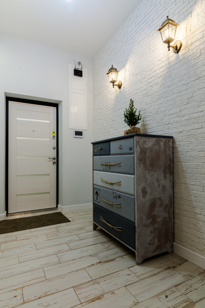 Просторная трехкомнатная квартира с приятным разноуровневым освещением в минимал