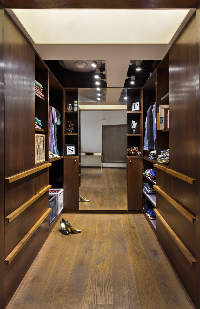 Design ideas for a contemporary wardrobe in Mumbai.