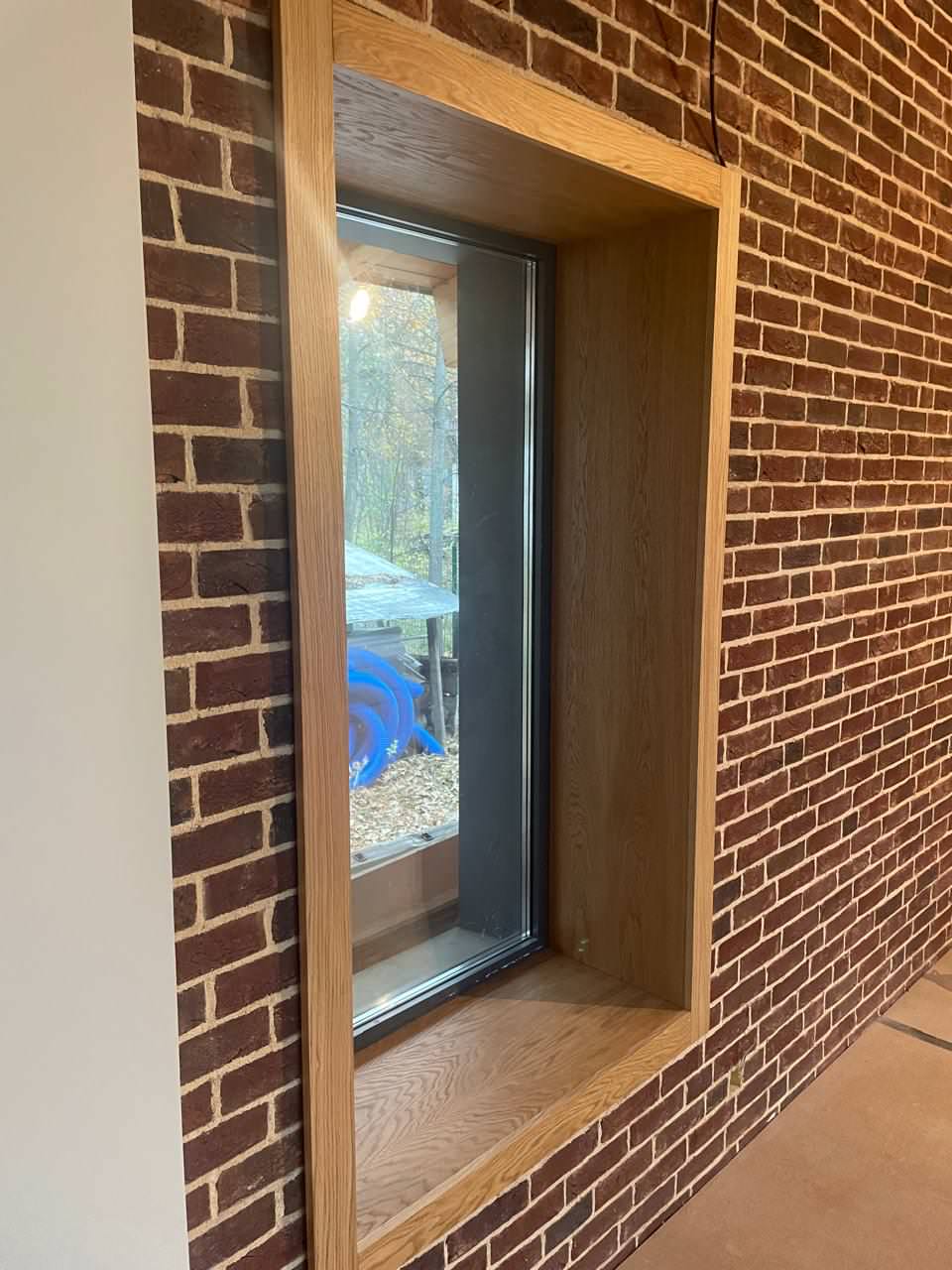 Шпонированные откосы в загородном доме