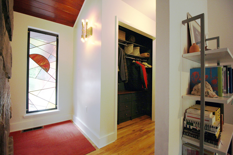 Modelo de armario y vestidor unisex minimalista pequeño con a medida, armarios con paneles lisos, puertas de armario azules, suelo de madera clara y madera