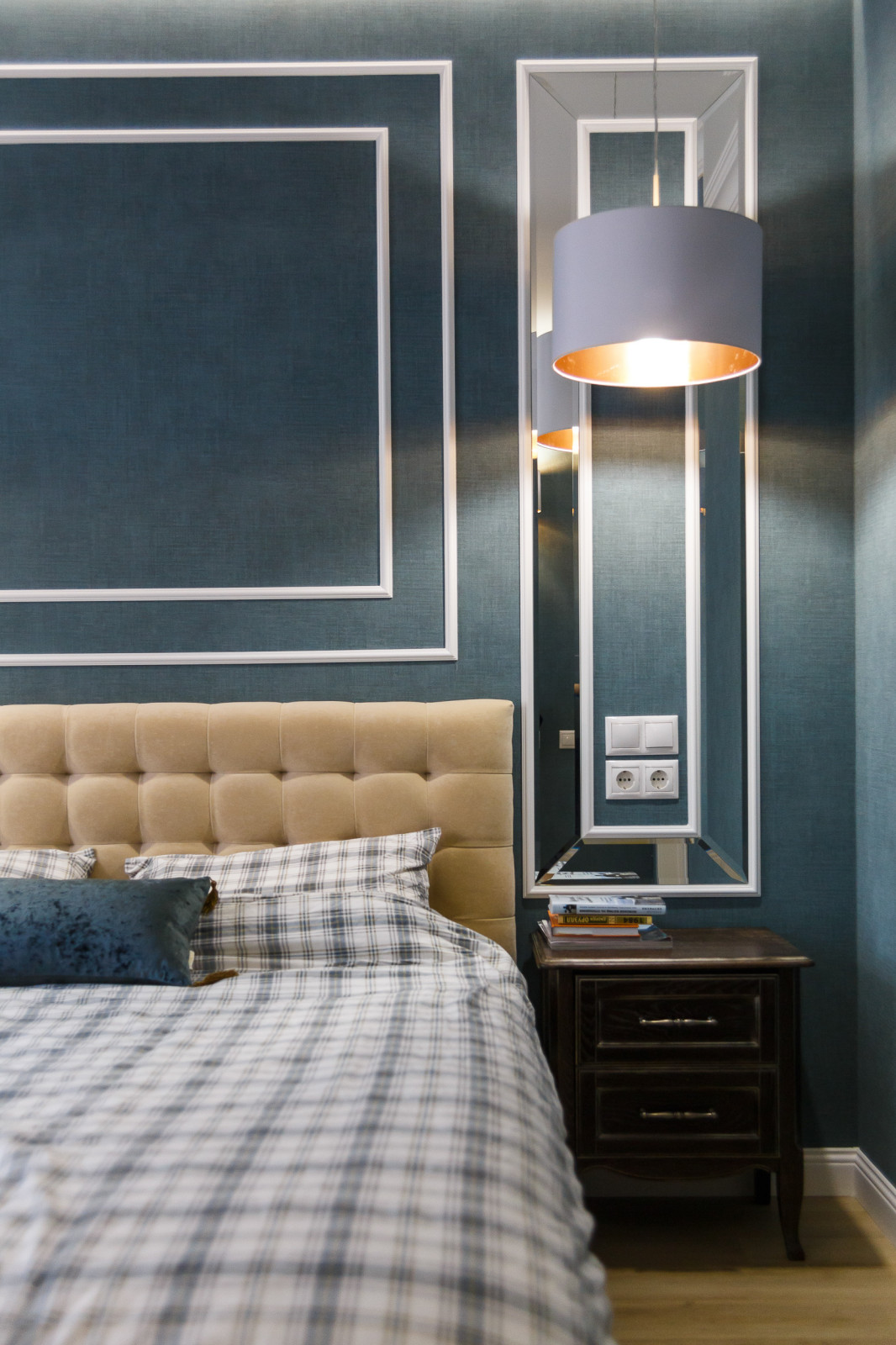 Разноцветная двухкомнатная квартира для девушки, которая любит вязать.