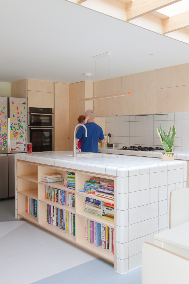 Idee per una cucina contemporanea di medie dimensioni con lavello integrato, ante lisce, ante in legno chiaro, top piastrellato, pavimento in linoleum, pavimento grigio, top bianco e travi a vista
