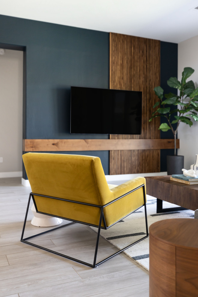 Ispirazione per un soggiorno minimalista di medie dimensioni con pareti blu, parquet chiaro, nessun camino, TV a parete, pavimento beige e pareti in legno