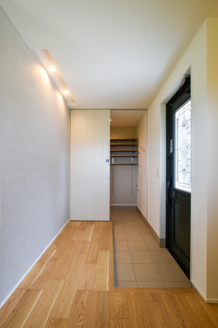 見る方向で表情を変える家事楽デザイン住宅 minimalistisch-eingang
