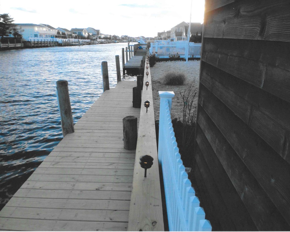 Example of a mid-sized island style backyard dock design with no cover