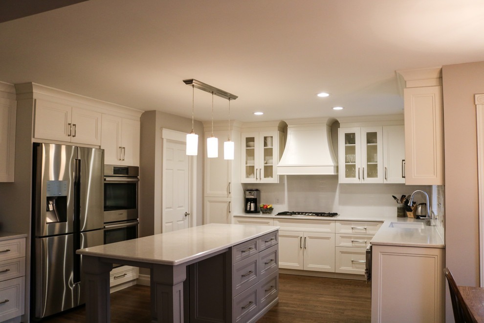 Transitional kitchen photo in Toronto