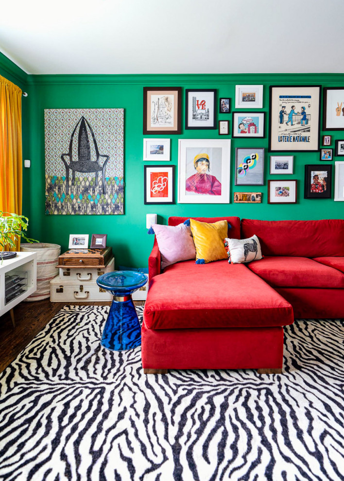 Идея дизайна: гостиная комната в стиле фьюжн с зелеными стенами, темным паркетным полом и коричневым полом