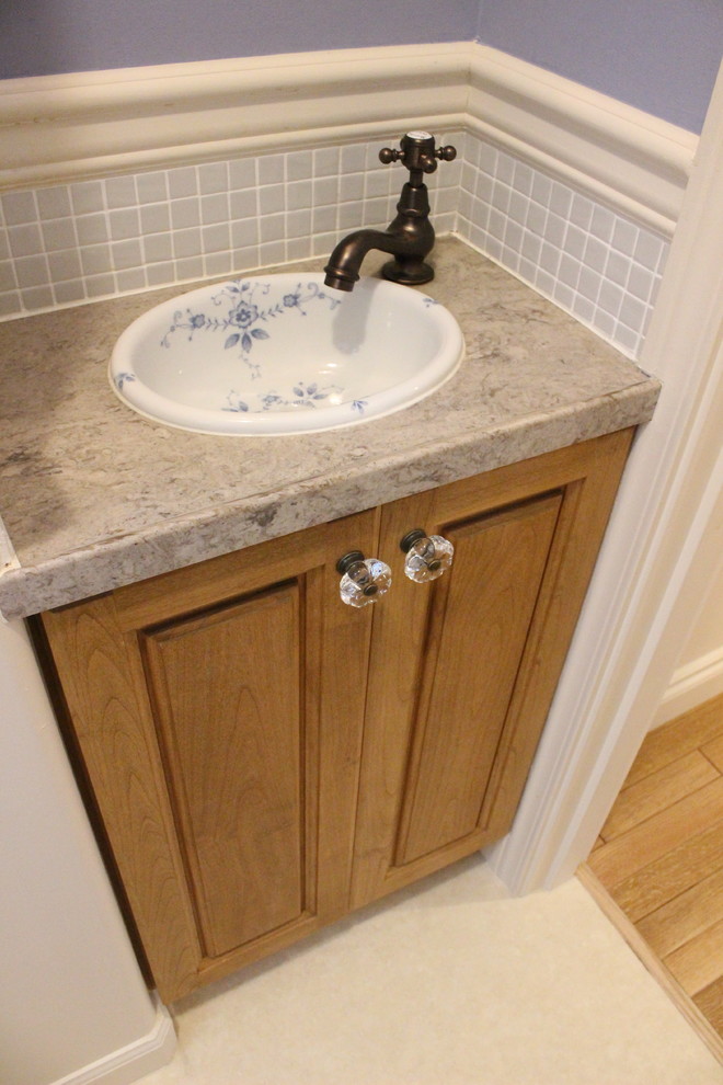 名古屋にある小さなトラディショナルスタイルのおしゃれなトイレ・洗面所 (レイズドパネル扉のキャビネット、中間色木目調キャビネット、グレーのタイル、紫の壁、セラミックタイルの床、オーバーカウンターシンク、大理石の洗面台、モザイクタイル) の写真