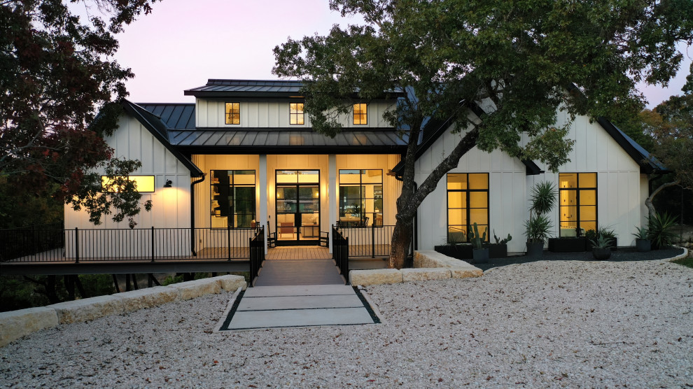 Mittelgroßes, Einstöckiges Modernes Haus mit weißer Fassadenfarbe, Pultdach, Blechdach, schwarzem Dach und Wandpaneelen in Austin