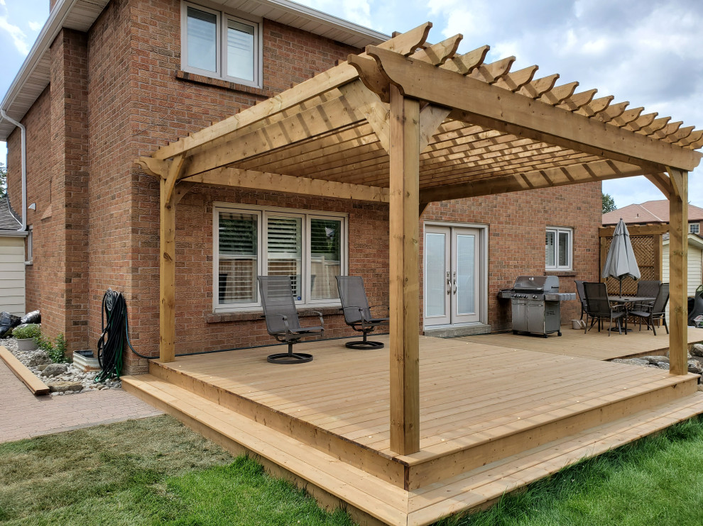 Example of a transitional deck design in Toronto