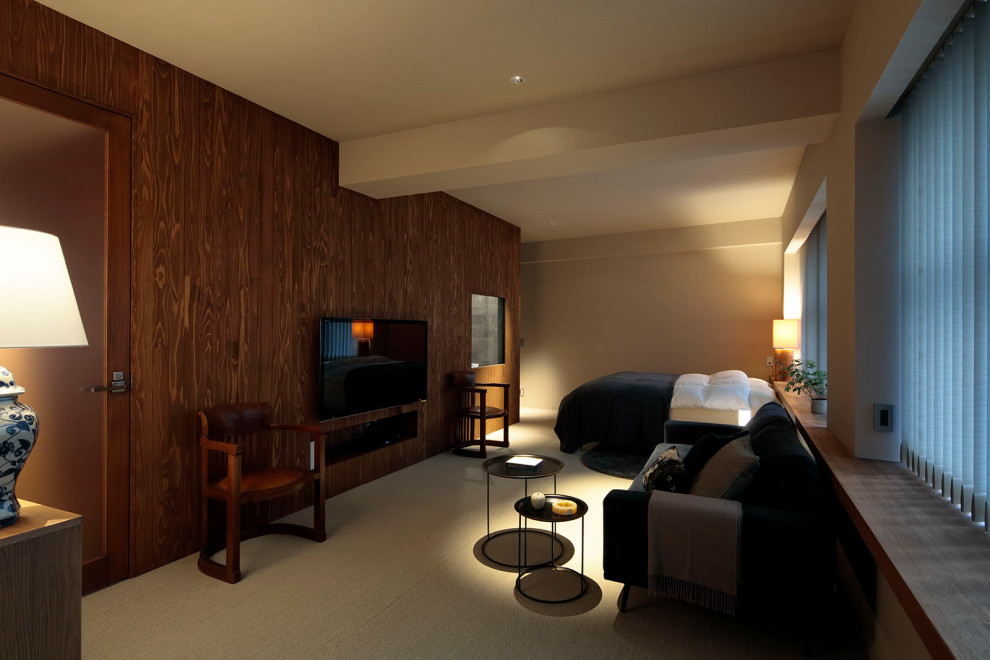 Immagine di una camera matrimoniale minimalista di medie dimensioni con pareti marroni, pavimento in laminato, pavimento grigio, soffitto in carta da parati e boiserie