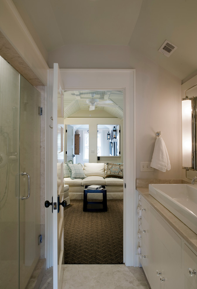 Maritimes Badezimmer mit Trogwaschbecken, weißen Schränken, Duschnische und weißer Wandfarbe in Atlanta