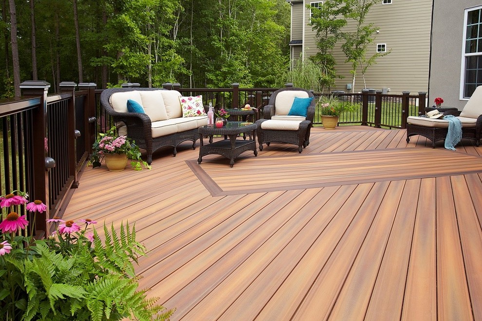 Example of a mid-sized transitional backyard deck container garden design with no cover