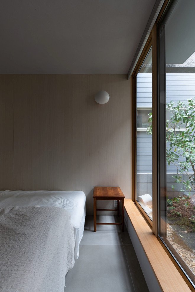 Kleines Nordisches Hauptschlafzimmer mit beiger Wandfarbe, Porzellan-Bodenfliesen und grauem Boden in Tokio