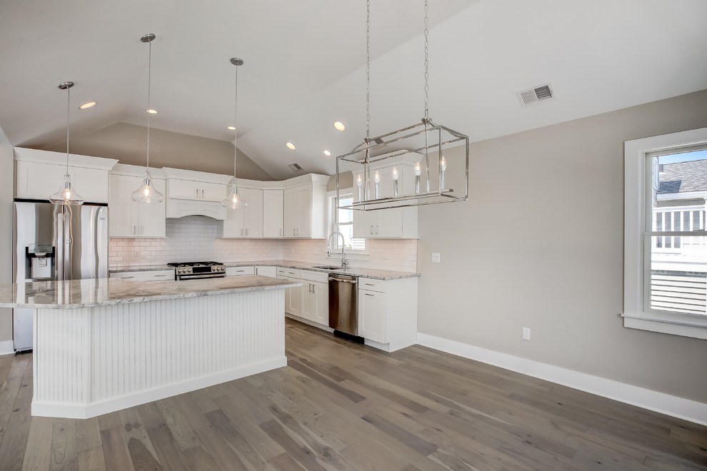Kitchen - transitional kitchen idea in New York