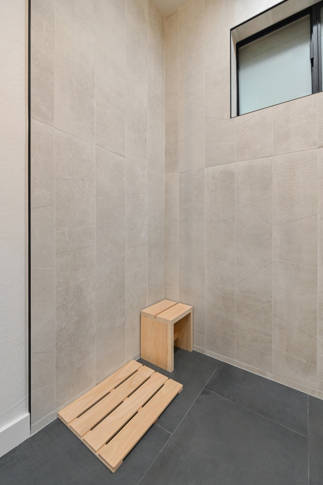 Cette photo montre une petite salle de bain tendance avec un carrelage gris, des carreaux de céramique et une cabine de douche à porte battante.