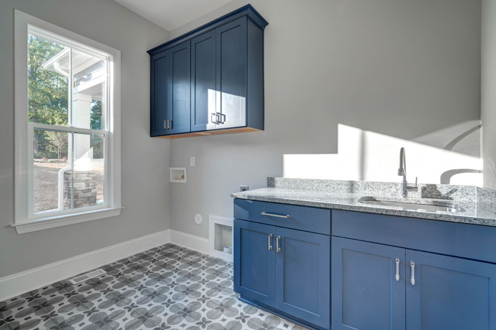 Example of a transitional home design design in Charlotte